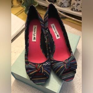 American Eagle Wedges Open Toe with Bows and Caribbean Fabric Size 8.5